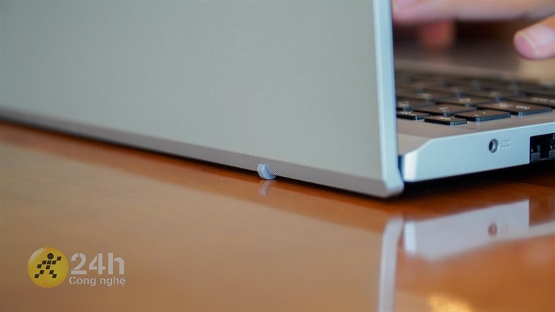 Phần bản lề cũng có chân cao su nhỏ để tránh việc máy bị trầy.