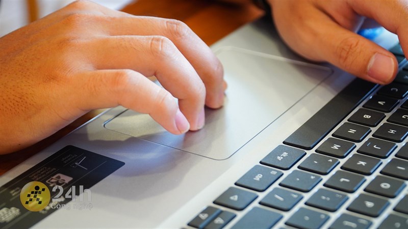 TouchPad của chiếc laptop này cũng có tốc độ phản hồi, tốc độ tracking nhanh chóng.