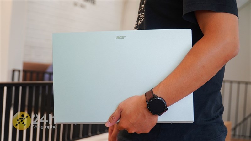 Mình cũng có thể dễ dàng cầm chiếc laptop này bằng một tay.