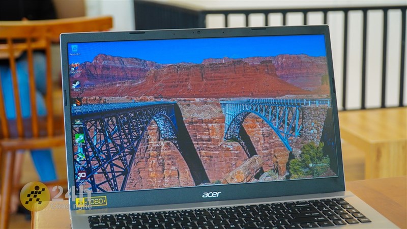 Do sử dụng tấm nền TFT nên màn hình của chiếc laptop này có góc nhìn hơi hẹp chút.