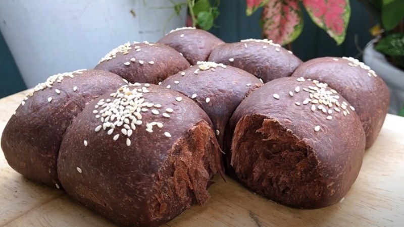 How to make buttermilk cocoa bread filled with fat and sweet chocolate
