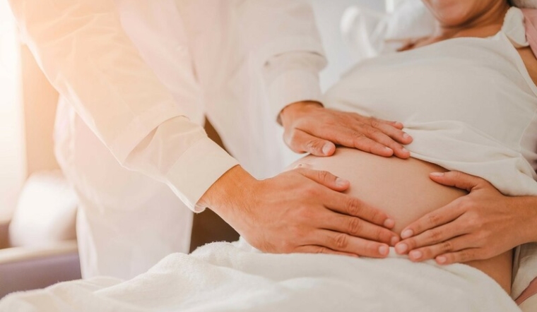 Ra máu báo bao lâu thì sinh? Ra máu báo sắp sinh có nhiều không?