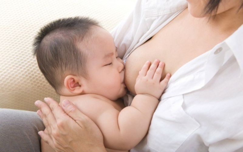 Mẹ bầu trong quá trình cho con bú dùng thuốc hoặc thực phẩm có màu vàng cũng ảnh hướng đến tình trạng nước tiểu của trẻ