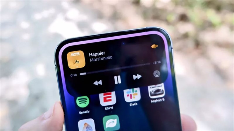 Tính năng Dynamic Island sẽ giúp biến hiển thị tên bài hát cũng như thời lượng phát bản nhạc. Nguồn: Tom's guide.