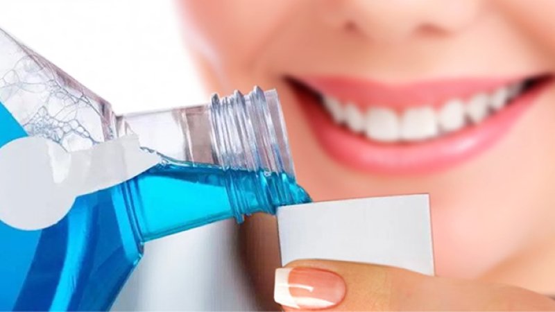 Coi việc súc miệng hằng ngày quan trọng như đánh răng