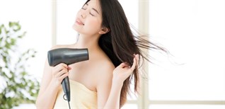 Tôi nên sấy khô tóc hay để tóc khô tự nhiên? 11 mẹo làm tóc khô nhanh mà không sợ tóc hư tổn