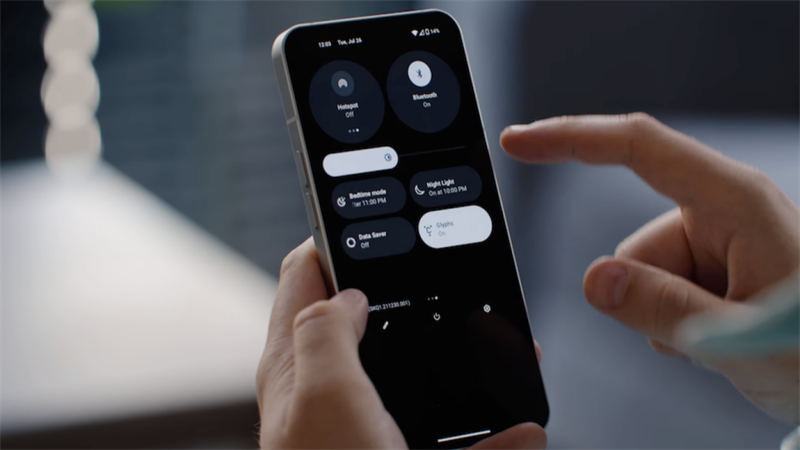 Nothing Phone 1 gây ấn tượng bởi vẻ ngoài sang trọng nhưng vẫn rất phá cách NewsMySeldon