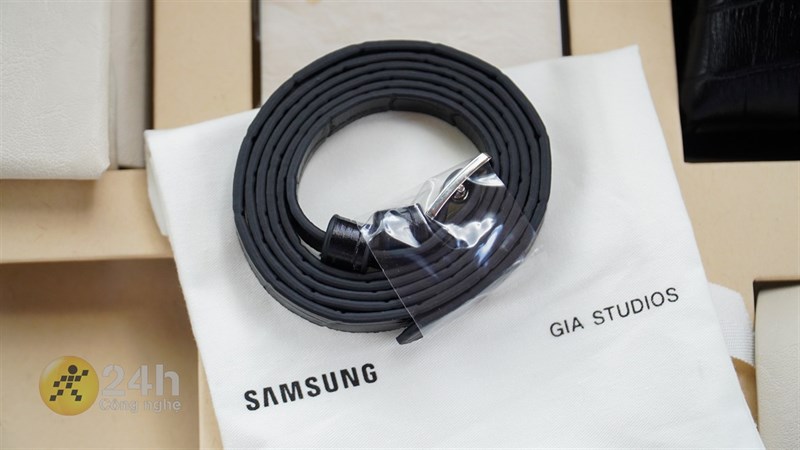 Trên tay Galaxy Z Flip4: Thiết kế cải tiến thời thượng, pin lớn Trên tay Galaxy Z Flip4: Thiết kế cải tiến thời thượng, pin lớn