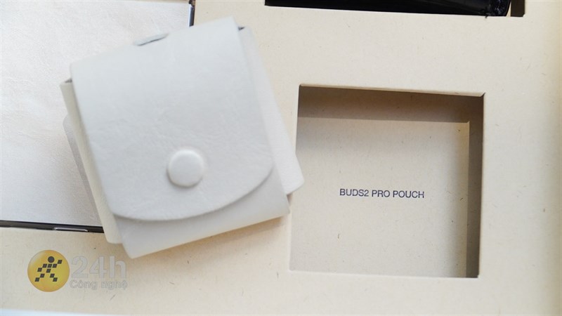 Trên tay Galaxy Z Flip4: Thiết kế cải tiến thời thượng, pin lớn Trên tay Galaxy Z Flip4: Thiết kế cải tiến thời thượng, pin lớn