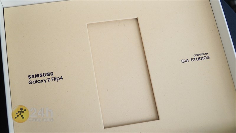Trên tay bộ sưu tập giới hạn Galaxy Z Flip4 Flex Mode Collection Trên tay bộ sưu tập giới hạn Galaxy Z Flip4 Flex Mode Collection