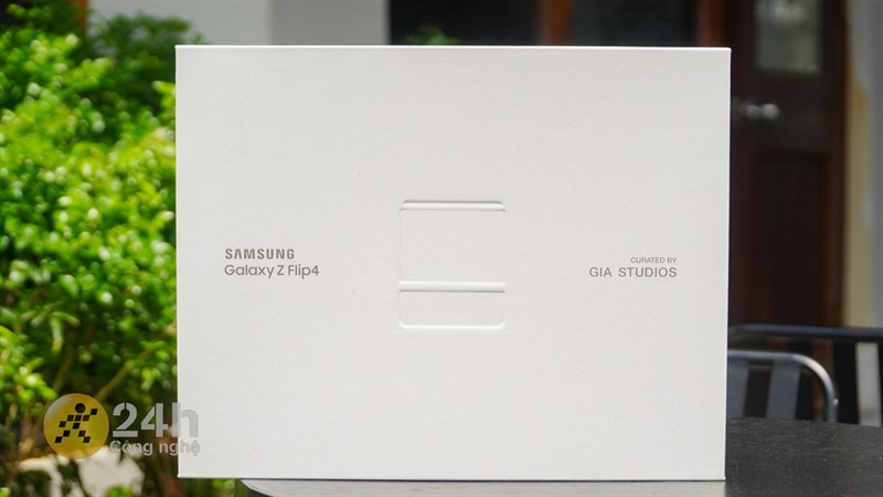 Trên tay bộ sưu tập giới hạn Galaxy Z Flip4 Flex Mode Collection Trên tay bộ sưu tập giới hạn Galaxy Z Flip4 Flex Mode Collection