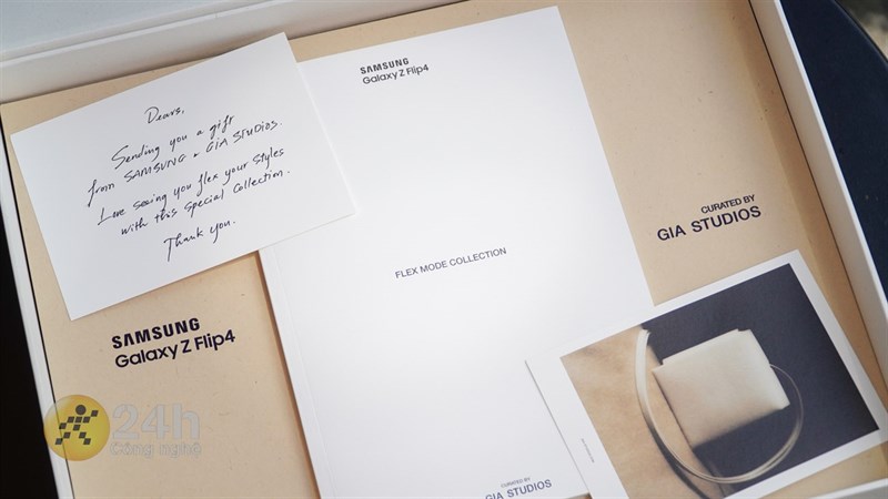 Trên tay Galaxy Z Flip4: Thiết kế cải tiến thời thượng, pin lớn Trên tay Galaxy Z Flip4: Thiết kế cải tiến thời thượng, pin lớn