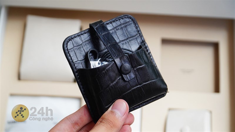 Trên tay Galaxy Z Flip4: Thiết kế cải tiến thời thượng, pin lớn Trên tay Galaxy Z Flip4: Thiết kế cải tiến thời thượng, pin lớn