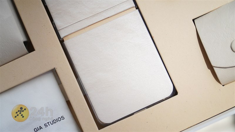 Trên tay Galaxy Z Flip4: Thiết kế cải tiến thời thượng, pin lớn Trên tay Galaxy Z Flip4: Thiết kế cải tiến thời thượng, pin lớn