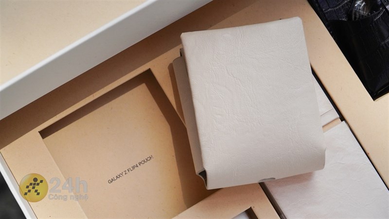 Trên tay Galaxy Z Flip4: Thiết kế cải tiến thời thượng, pin lớn Trên tay Galaxy Z Flip4: Thiết kế cải tiến thời thượng, pin lớn