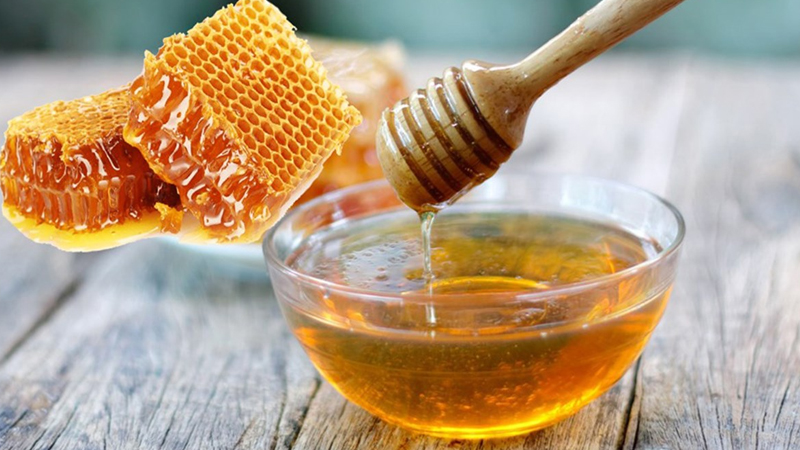 Mật ong nguyên chất có công dụng giảm sưng viêm