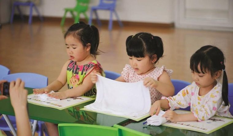 Ba mẹ cần làm gì để trẻ mầm non có hứng thú đi học? 