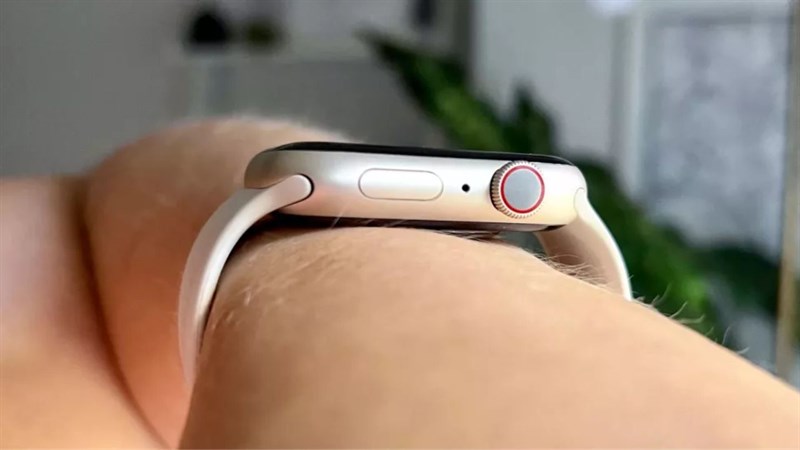 Cạnh phải của Apple Watch Series 8.