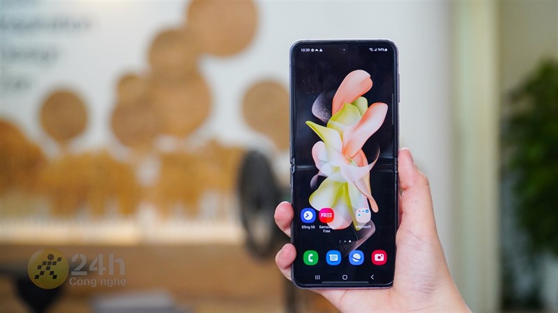 Galaxy Z Flip4 (8 - 128GB) - điện thoai gập nên có