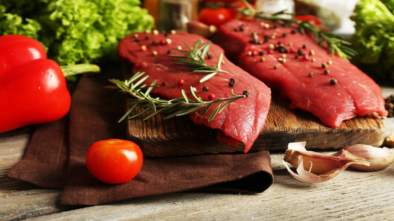 Thịt cung cấp protein giúp phục hồi và giúp các nang tóc bền vững