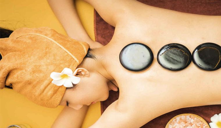 Massage đá nóng là gì? Lợi ích và những lưu ý khi massage bằng đá nóng