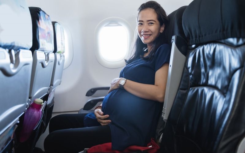 Những lưu ý giúp mẹ bầu đi máy bay an toàn, thoải mái