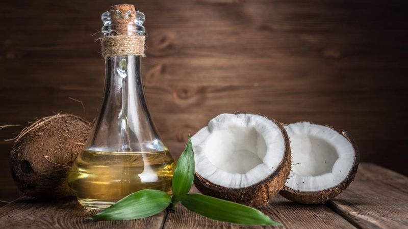 Nhờ khả năng dưỡng ẩm, dầu dừa được ứng dụng nhiều trong các chế phẩm dưỡng da