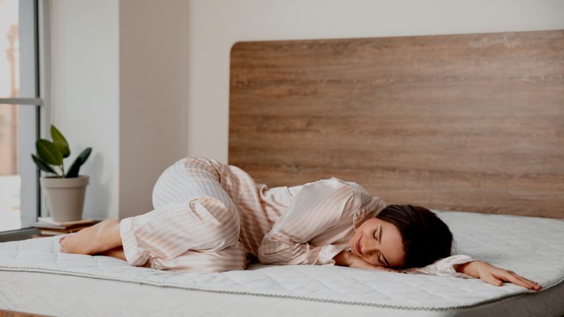 Mẹ bầu hay nằm sấp hoặc ôm gối ngủ sẽ làm ảnh hưởng đến chất lượng giấc ngủ và thai nhi