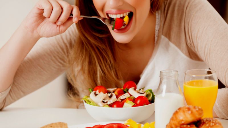 Việc ăn uống không đúng bữa sẽ ảnh hưởng đến sức khỏe mẹ bầu và thai nhi