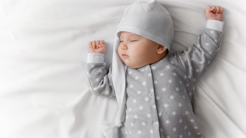 Nên mặc quần áo dài tay cho bé khi ngủ