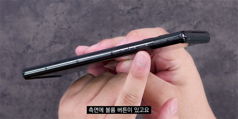 Người dùng sẽ tăng giảm âm lượng bằng cách chạm cảm ứng vào khu vực này