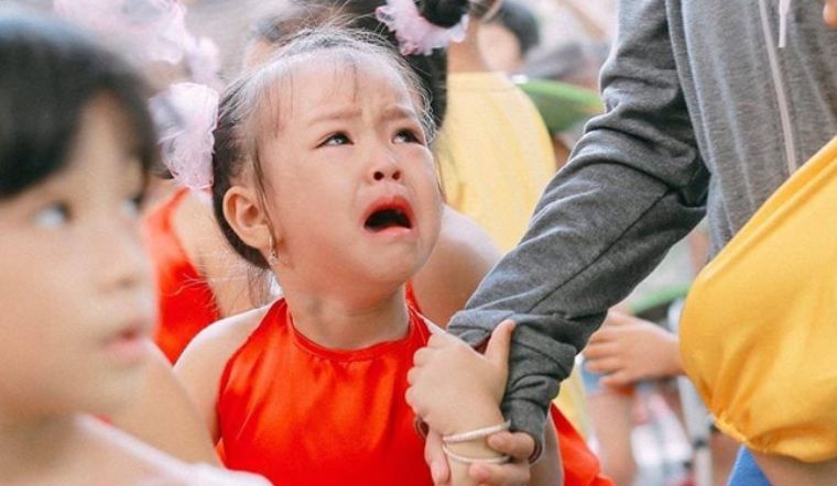 Đâu là nguyên nhân khiến con yêu khóc nhè mỗi khi đến trường?