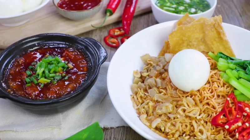 Share how to make delicious spicy beef noodles, eat and remember forever