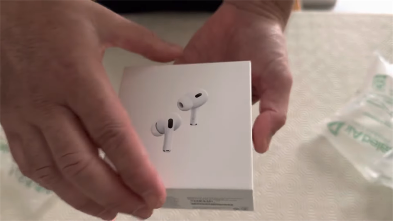 Nếu chỉ nhìn hộp phía trên thì rất khó phân biệt đây là AirPods Pro thế hệ mấy Nếu chỉ nhìn hộp phía trên thì rất khó phân biệt đây là AirPods Pro thế hệ mấy