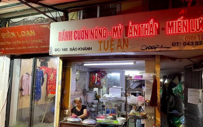 Quán Bánh Cuốn Bảo Khánh cũng thu hút vô số thực khách đến thưởng thức