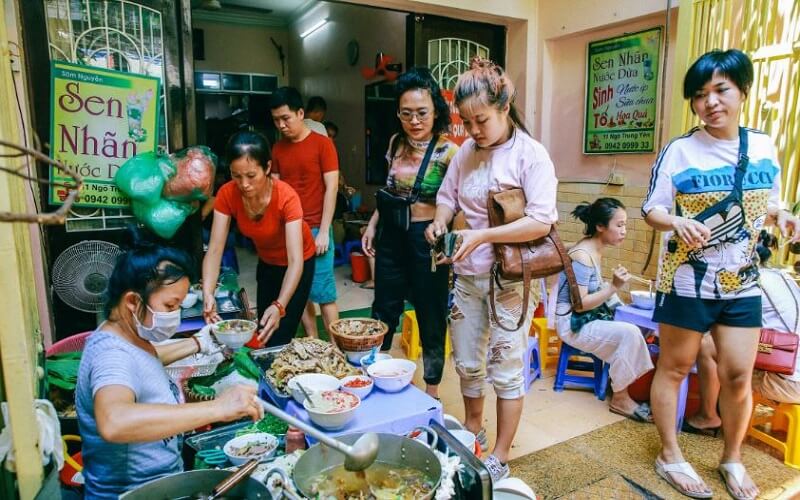 Quán bún ngan Nhàn tại Ngõ Trung Yên luôn đông khách