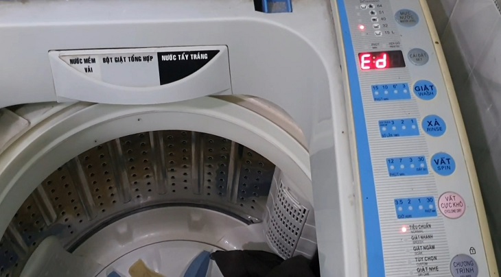 Tại sao máy giặt Aqua báo lỗi ED? Hướng dẫn cách xử lý
