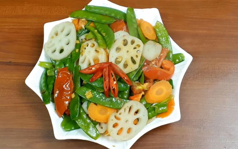 Share how to make stir-fried lotus root with vegetables to change the taste of vegetarian days
