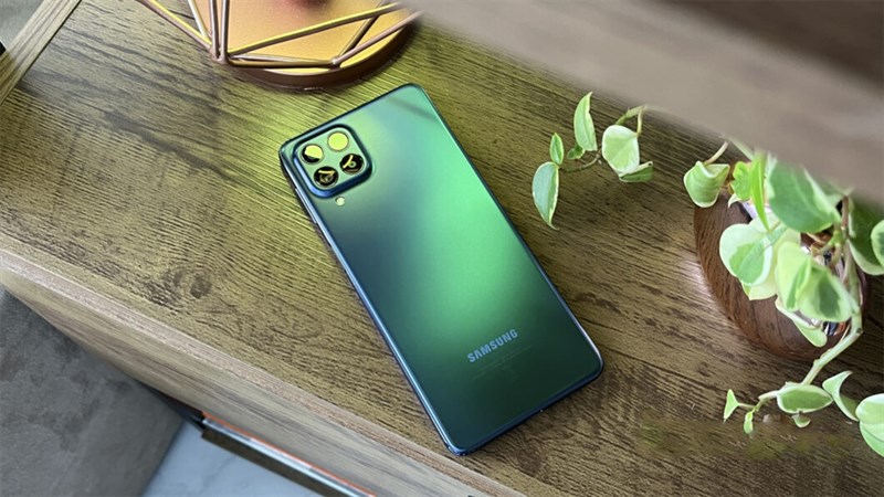 Cùng người thương tậu điện thoại Samsung chuyên quay chụp, giá siêu rẻ Cùng người thương tậu điện thoại Samsung chuyên quay chụp, giá siêu rẻ