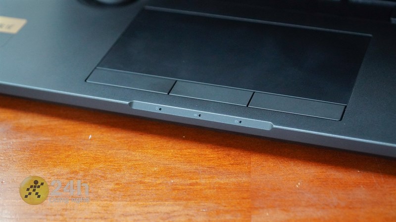 TouchPad của ASUS ProArt StudioBook Pro 16 OLED 2022 với ba nút bấm vật lý hỗ trợ tốt hơn cho công việc TouchPad của ASUS ProArt StudioBook Pro 16 OLED 2022 với ba nút bấm vật lý hỗ trợ tốt hơn cho công việc