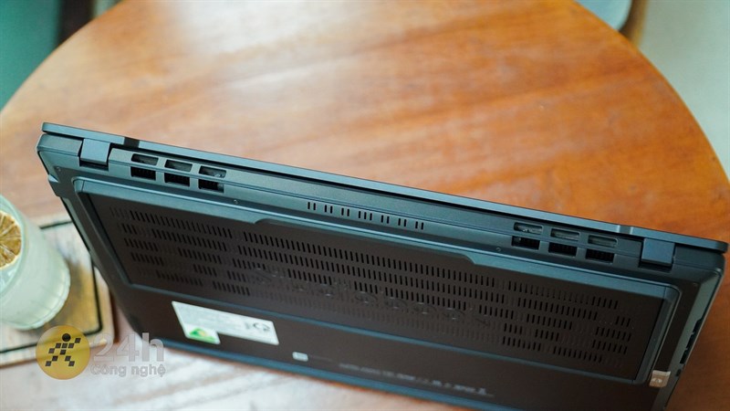 ASUS ProArt Studiobook Pro 16 OLED 2022 nặng 2.4 kg và dày 2.14 cm ASUS ProArt Studiobook Pro 16 OLED 2022 nặng 2.4 kg và dày 2.14 cm