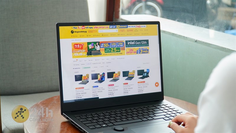 Màn hình của ASUS ProArt StudioBook Pro 16 OLED 2022 đạt 100% hệ màu DCI-P3 cho khả năng hiển thị màu sắc sống động Màn hình của ASUS ProArt StudioBook Pro 16 OLED 2022 đạt 100% hệ màu DCI-P3 cho khả năng hiển thị màu sắc sống động