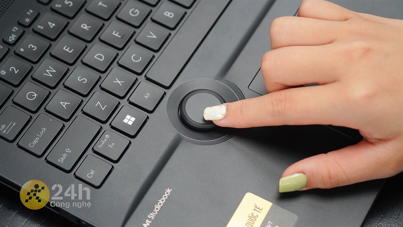 Núm xoay ASUS Dial của ASUS ProArt Studiobook Pro 16 OLED 2022 được làm lõm xuống rất dễ dàng sử dụng Núm xoay ASUS Dial của ASUS ProArt Studiobook Pro 16 OLED 2022 được làm lõm xuống rất dễ dàng sử dụng