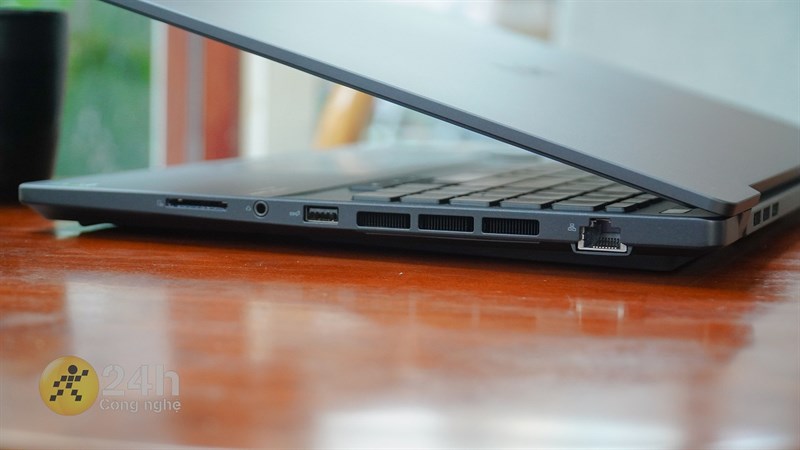 Cạnh phải của ASUS ProArt Studiobook Pro 16 OLED 2022 Cạnh phải của ASUS ProArt Studiobook Pro 16 OLED 2022