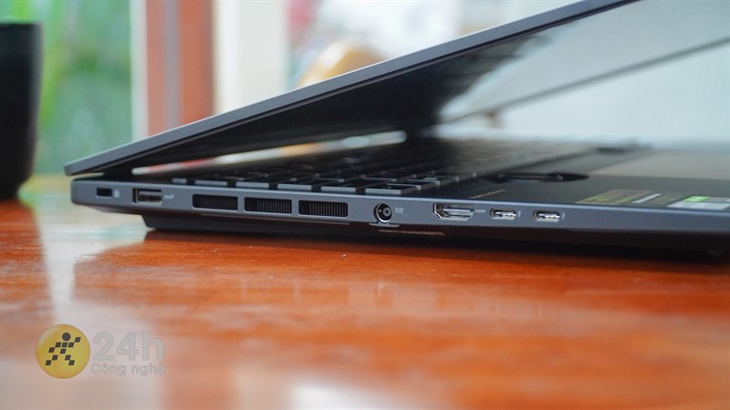 Cạnh trái của ASUS ProArt Studiobook Pro 16 OLED 2022 Cạnh trái của ASUS ProArt Studiobook Pro 16 OLED 2022