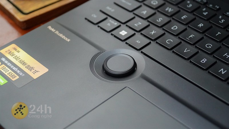 Nội thất bên trong của ASUS ProArt Studiobook Pro 16 OLED 2022 nổi bật với núm xoay ASUS Dial Nội thất bên trong của ASUS ProArt Studiobook Pro 16 OLED 2022 nổi bật với núm xoay ASUS Dial