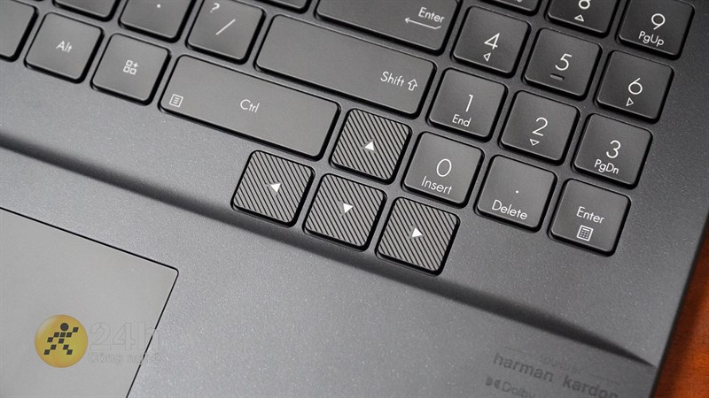 Các phím điều hướng của ASUS ProArt Studiobook Pro 16 OLED 2022 được làm kiểu đường vân mang đến cảm giác bấm khá thích thú Các phím điều hướng của ASUS ProArt Studiobook Pro 16 OLED 2022 được làm kiểu đường vân mang đến cảm giác bấm khá thích thú