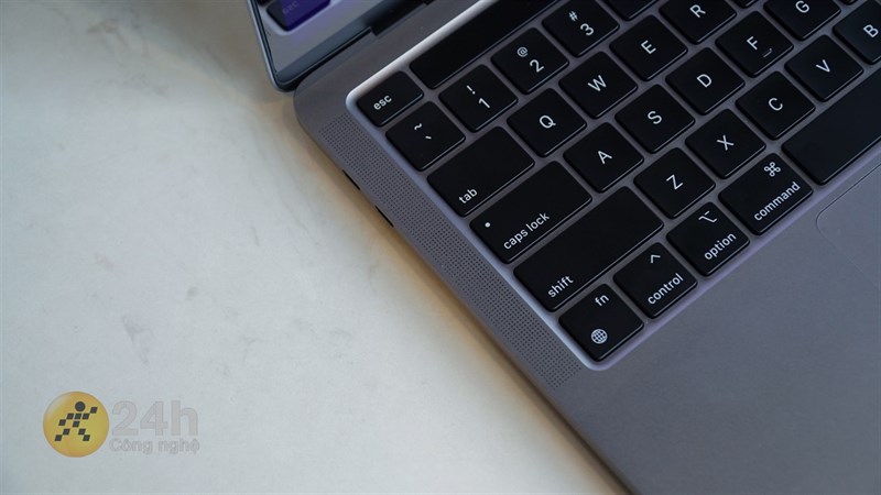 Loa trên MacBook Pro M2 vẫn hay lắm đó nha các bạn, vị trí đặt ở ngay kế bên bàn phím nên âm thanh được truyền trực tiếp đến tai dễ hơn. Loa trên MacBook Pro M2 vẫn hay lắm đó nha các bạn, vị trí đặt ở ngay kế bên bàn phím nên âm thanh được truyền trực tiếp đến tai dễ hơn.