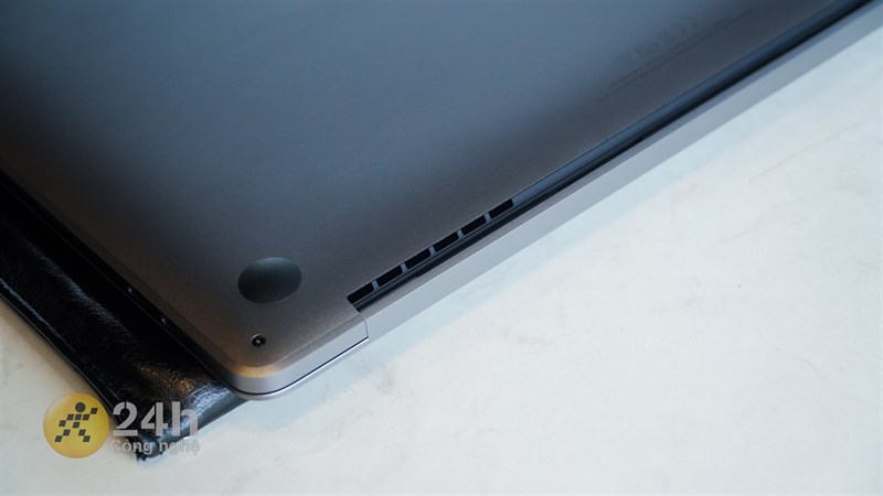 Còn đây là quạt của MacBook Pro M2 nè các bạn, điều mà dòng MacBook Air không có. Còn đây là quạt của MacBook Pro M2 nè các bạn, điều mà dòng MacBook Air không có.