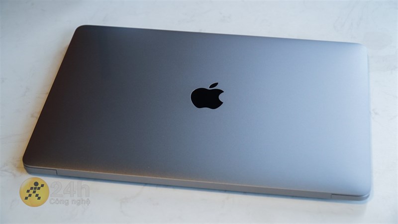 MacBook Pro M2 có thiết kế không thay đổi quá nhiều so với thế hệ cũ. MacBook Pro M2 có thiết kế không thay đổi quá nhiều so với thế hệ cũ.